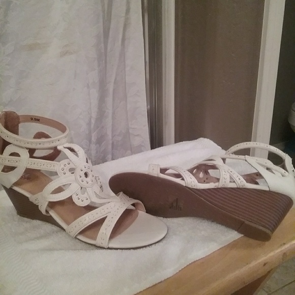 XO XO Soft Cream Sandals - Picture 2 of 3